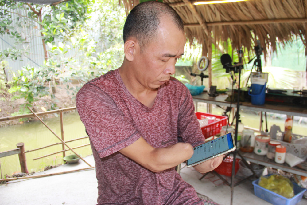 Nhờ mạng xã hội mà anh Phạm Quốc Thanh kết nối, giúp đỡ được nhiều người cùng cảnh ngộ