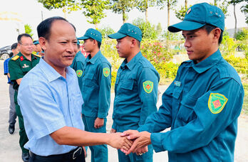 Bí thư Huyện ủy Tân Hưng thăm cán bộ, chiến sĩ làm nhiệm vụ trên tuyến biên giới Bí thư Huyện ủy Tân Hưng thăm cán bộ, chiến sĩ làm nhiệm vụ trên tuyến biên giới