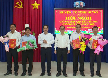 Vĩnh Hưng: Công bố các quyết định về công tác cán bộ