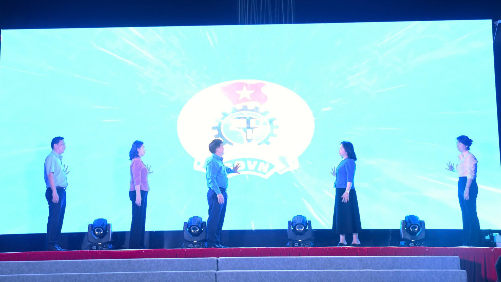 Trao tặng 39.800 suất quà cho đoàn viên, người lao động