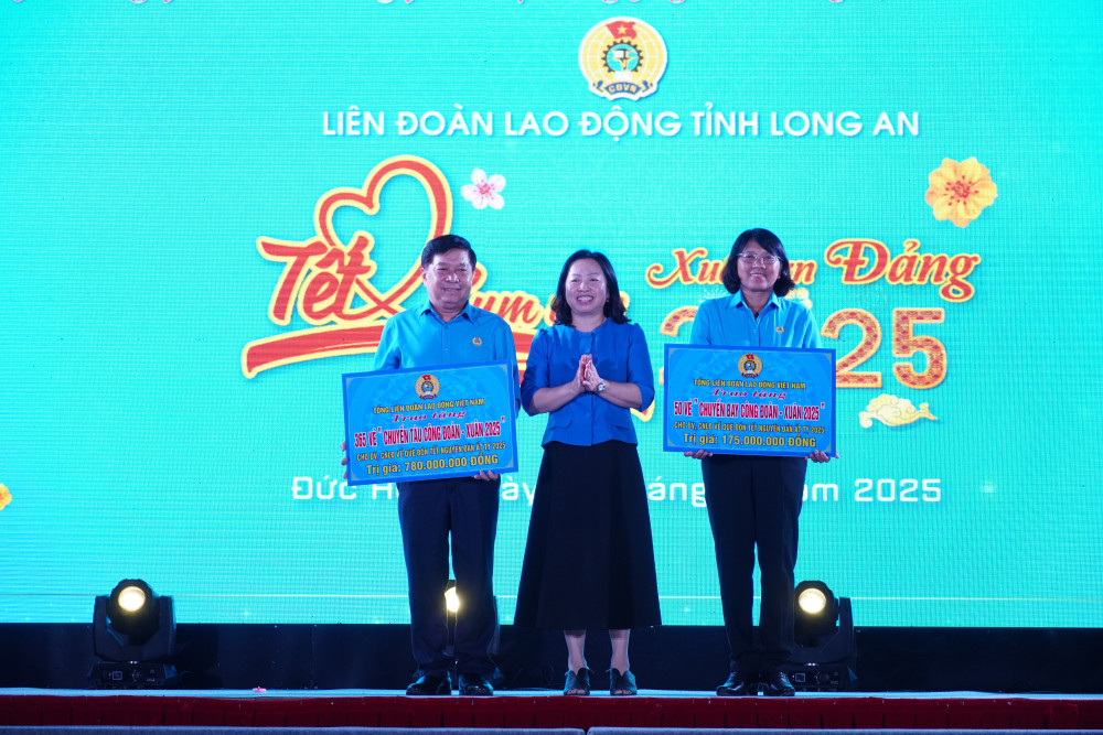 Trao tặng 39.800 suất quà cho đoàn viên, người lao động