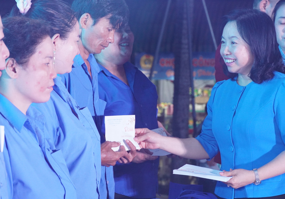 Trao tặng 39.800 suất quà cho đoàn viên, người lao động