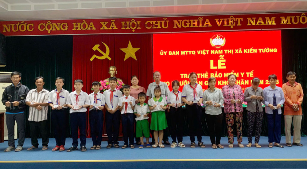 Kiến Tường: Trao tặng bảng tượng trưng nhà Đại đoàn kết cho các hộ nghèo, cận nghèo