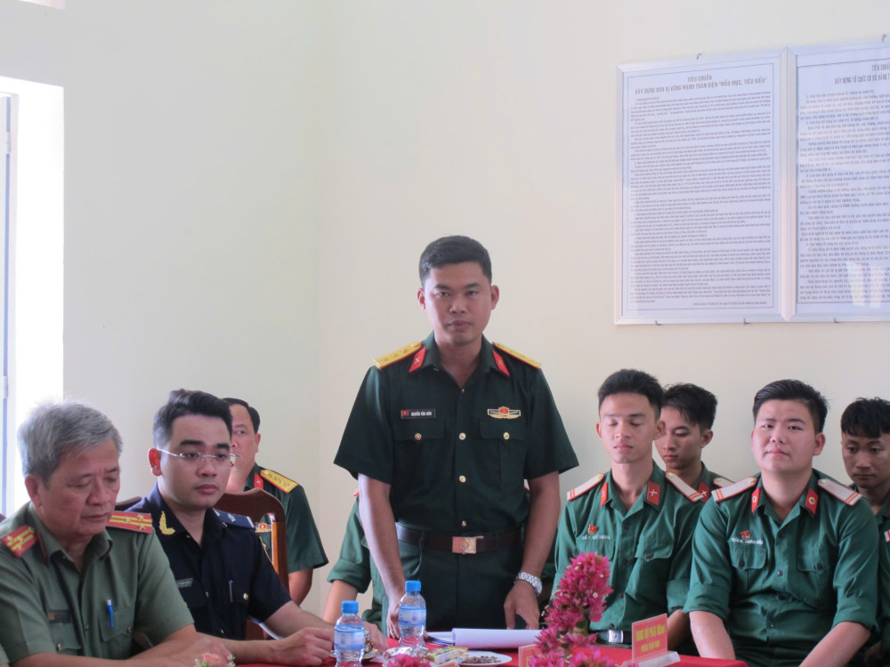 Đại tá Lâm Minh Hồng - Giám đốc Công an tỉnh thăm, chúc tết Trung đội Pháo 105/PTM Đồn Rạch Cát