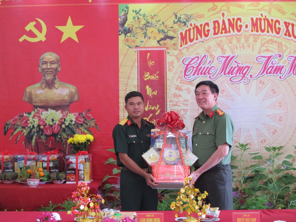 Đại tá Lâm Minh Hồng - Giám đốc Công an tỉnh thăm, chúc tết Trung đội Pháo 105/PTM Đồn Rạch Cát