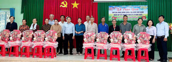 Kiến Tường: Trao quà tết do Bí thư Tỉnh ủy - Nguyễn Văn Được vận động tài trợ Kiến Tường: Trao quà tết do Bí thư Tỉnh ủy - Nguyễn Văn Được vận động tài trợ