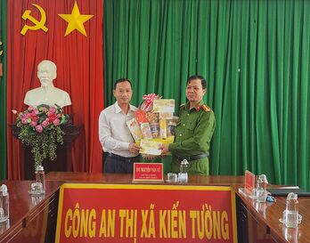 Chủ tịch UBND thị xã Kiến Tường thăm, tặng quà, chúc tết các lực lượng Chủ tịch UBND thị xã Kiến Tường thăm, tặng quà, chúc tết các lực lượng