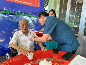 Phó Chủ tịch Thường trực HĐND tỉnh - Mai Văn Nhiều trao Huy hiệu Đảng tại Tân Thạnh Phó Chủ tịch Thường trực HĐND tỉnh - Mai Văn Nhiều trao Huy hiệu Đảng tại Tân Thạnh
