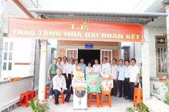 Bộ Tư lệnh TP.HCM tặng 2 căn nhà Đại đoàn kết tại huyện Tân Trụ