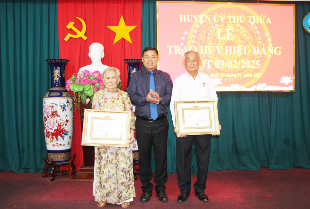 Thủ Thừa: Trao Huy hiệu Đảng đợt 03/02