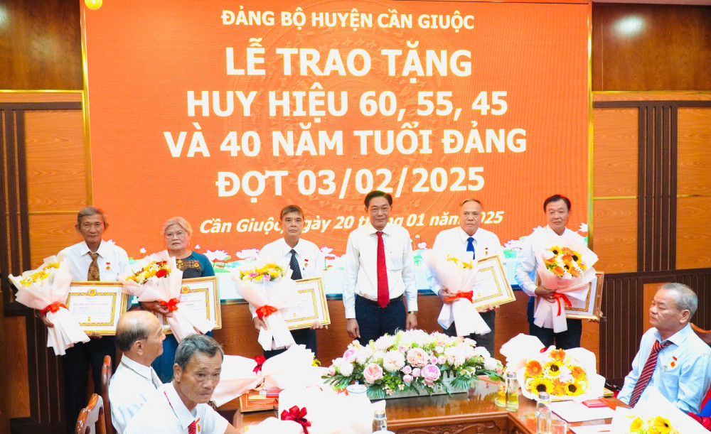 Cần Giuộc: 24 đảng viên được trao tặng Huy hiệu Đảng đợt 03/02
