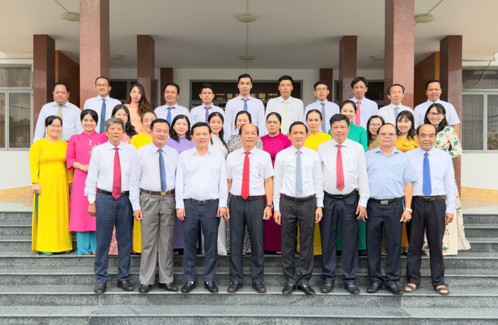 Xây dựng Đảng về đạo đức và công tác chuẩn bị nguồn cán bộ cho nhiệm kỳ 2025-2030