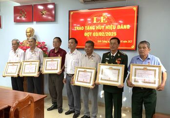 Kiến Tường trao Huy hiệu Đảng đợt 03/02 Kiến Tường trao Huy hiệu Đảng đợt 03/02