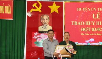 Thủ Thừa: Trao Huy hiệu 65 năm tuổi Đảng cho đảng viên Nguyễn Văn Vuông Thủ Thừa: Trao Huy hiệu 65 năm tuổi Đảng cho đảng viên Nguyễn Văn Vuông