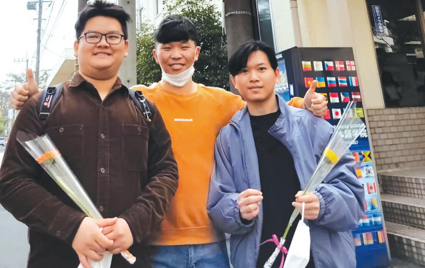 Anh Phan Lâm Thuận (bìa trái, quê tỉnh Long An, hiện sinh sống và làm việc tại tỉnh Yokohama, Nhật Bản, hào hứng về nhà ăn tết sau nhiều năm ăn tết nơi xứ người