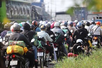 Dòng người ùn ùn trở về quê đón tết