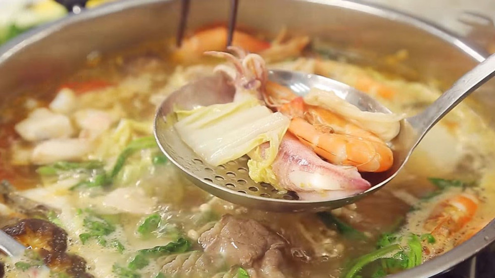 Lẩu hải sản có hương vị chua ngọt, dễ ăn (Ảnh: sưu tầm)