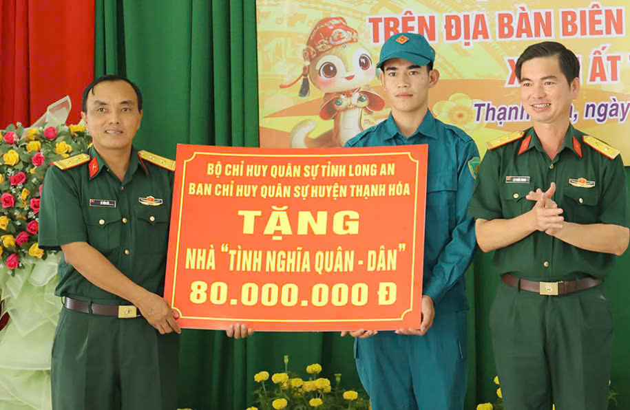 Ban CHQS huyện Thạnh Hóa trao tặng kinh phí xây dựng nhà tình nghĩa quân dân cho đồng chí Phan Trọng Nhân, chiến sĩ dân quân thường trực xã Tân Hiệp