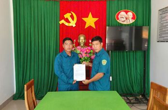 Đảng viên trẻ, dân quân thường trực tình nguyện nhập ngũ
