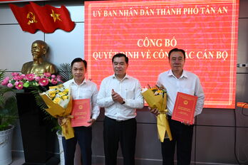 UBND TP.Tân An công bố quyết định về công tác cán bộ