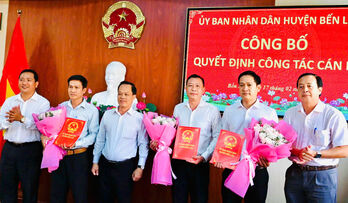 UBND huyện Bến Lức công bố quyết định điều động, bổ nhiệm cán bộ
