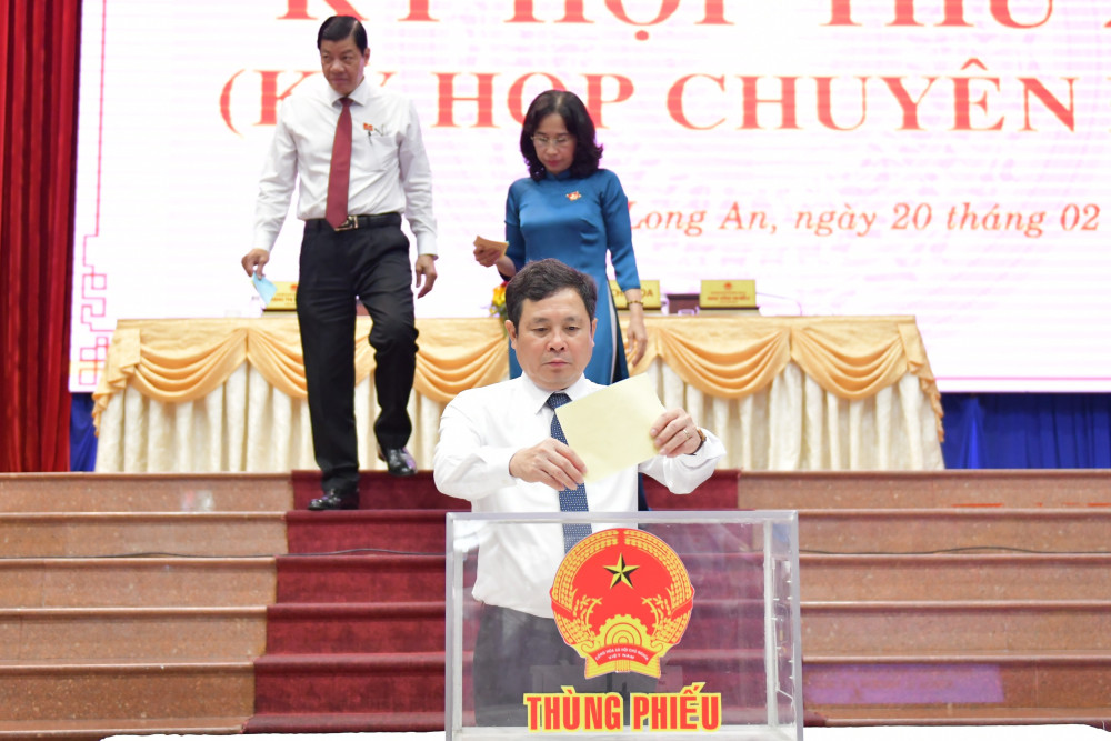 Long An Provincial People's Council passes 17 important resolutions at the 22nd Session