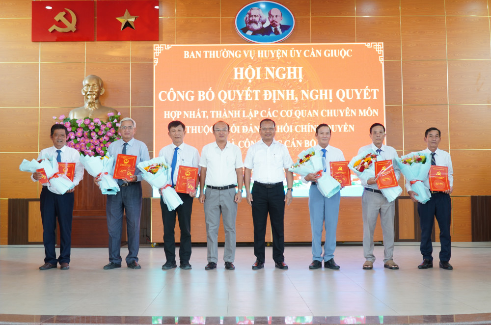 Cần Giuộc công bố các quyết định về công tác cán bộ
