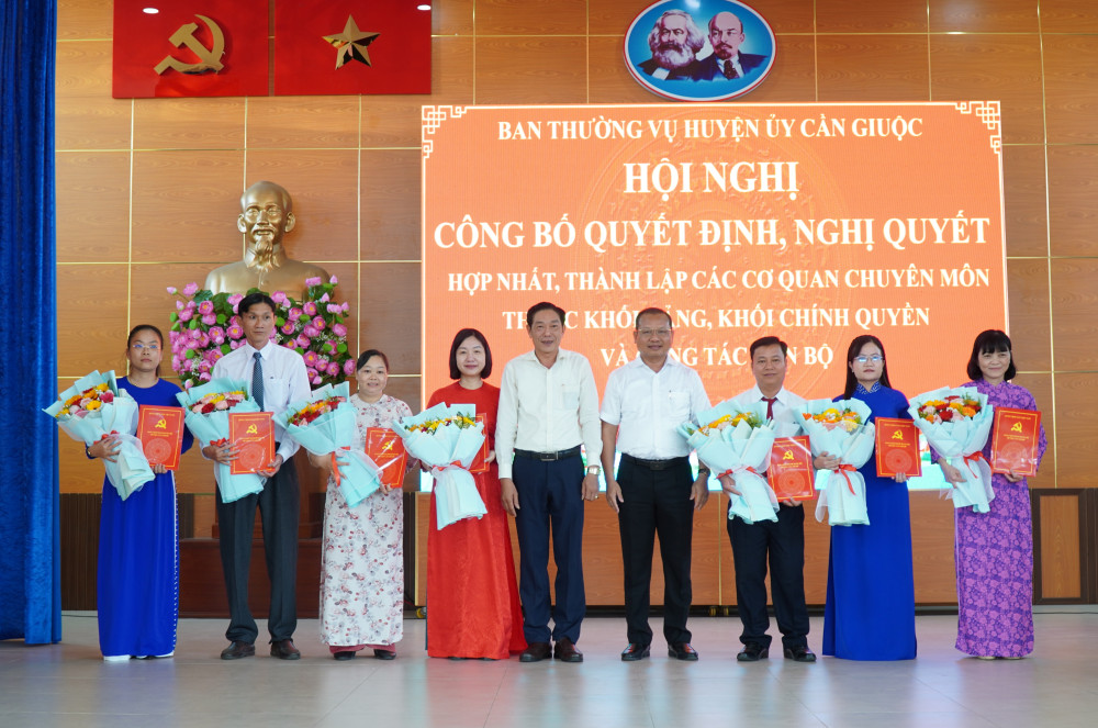 Cần Giuộc công bố các quyết định về công tác cán bộ