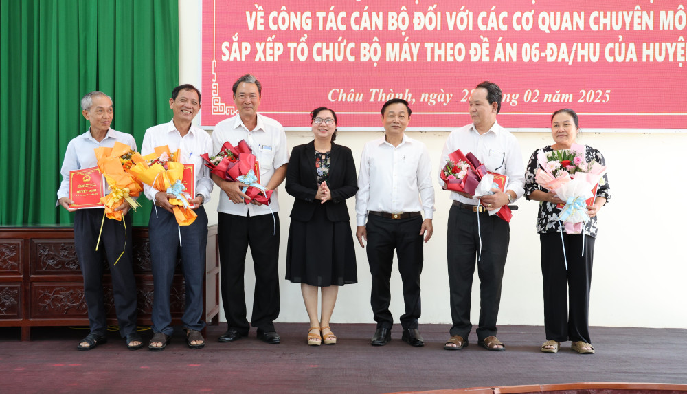 Trao quyết định nghỉ hưu cho 05 đồng chí