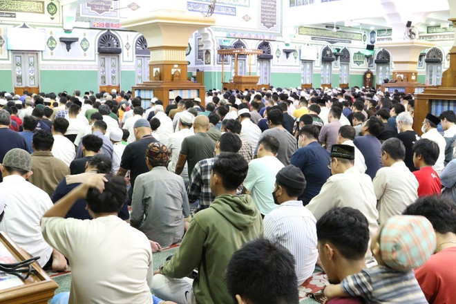 Hàng triệu tín đồ Hồi giáo khắp Trung Đông - Bắc Phi đón tháng Ramadan Các tín đồ Hồi giáo thực hiện nghi lễ cầu nguyện Tarawih tại Nhà thờ Hồi giáo Agung Al-Azhar lớn nhất khu vực phía Nam thủ đô Jakarta của Indonesia. (Ảnh: Hữu Chiến/TTXVN)