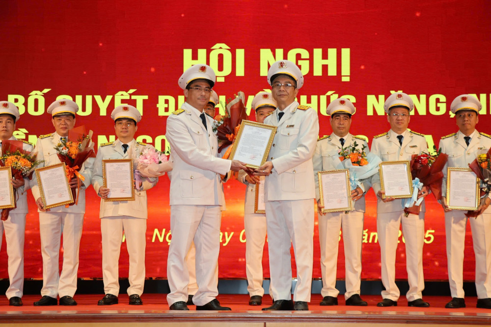 Cục trưởng Cục Thuế - Mai Xuân Thành trao quyết định bổ nhiệm chức vụ Chi cục trưởng Chi cục Thuế  khu vực XVII cho ông Nguyễn Văn Thủy (đứng bên trái)