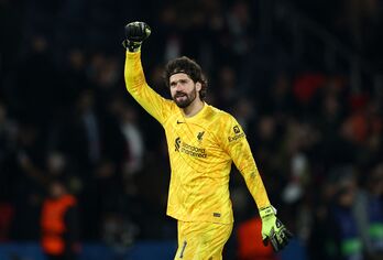 Alisson cứu thua 10 lần, Liverpool thắng PSG