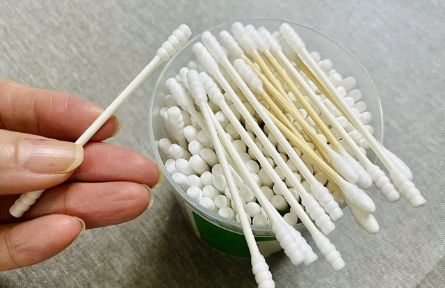 Tăm bông là vật dụng phổ biến trong sinh hoạt, nhưng đôi khi chưa được sử dụng đúng cách. Ảnh: LIÊN CHÂU