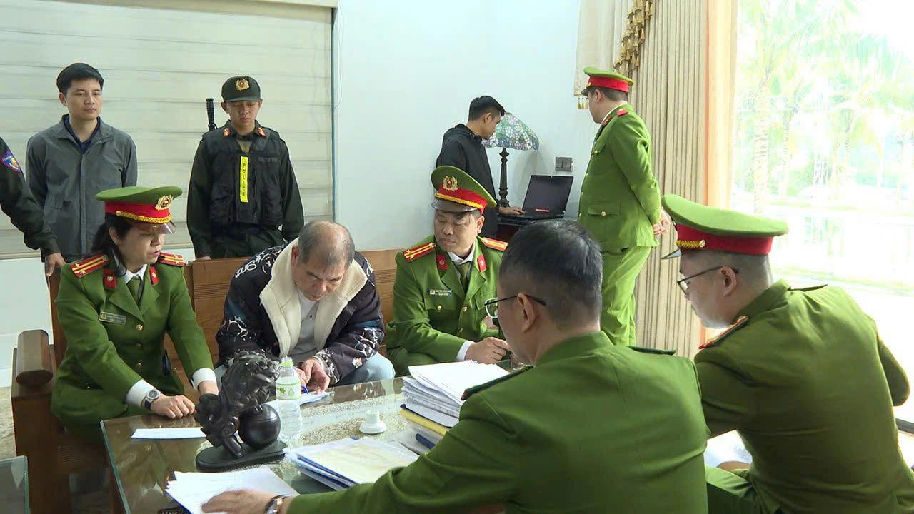 Công an tỉnh Phú Thọ bắt tạm giam Nguyễn Văn Tuấn, còn gọi là Tuấn "trắng". ẢNH: CÔNG AN CUNG CẤP