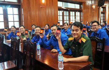 Không gian mạng - Cánh cửa hai chiều của giới trẻ