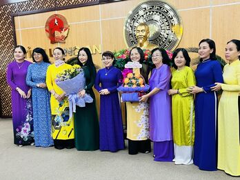 Phụ nữ Việt Nam hiện đại giữ lửa gia đình