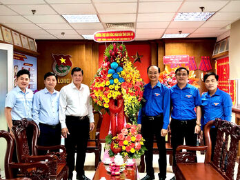 Thăm, chúc mừng Đoàn Thanh niên nhân kỷ niệm ngày 26/3
