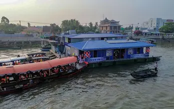 Nhà bè nơi 4 du khách rơi xuống sông ở chợ Cái Răng vẫn hoạt động dù bị đình chỉ