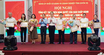 Duy trì đà tăng trưởng, tạo 'đòn bẩy' cho năm 2025