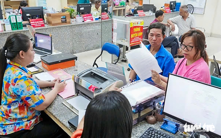 Người dân làm thủ tục hành chính tại phường 10, quận 11, TP.HCM sau khi sáp nhập - Ảnh: HỮU HẠNH
