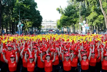Hàng ngàn người đồng diễn thể dục trước Dinh Độc Lập