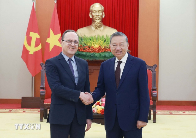 Tổng Bí thư Tô Lâm tiếp Đại sứ Liên bang Nga tại Việt Nam Gennady Bezdetko. (Ảnh: Thống Nhất/TTXVN)