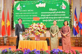 Long An and Tay Ninh delegations visit Svay Rieng on Chol Chnam Thmay New Year
