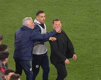 Jose Mourinho hành động xấu xí, bóp mũi HLV đối thủ