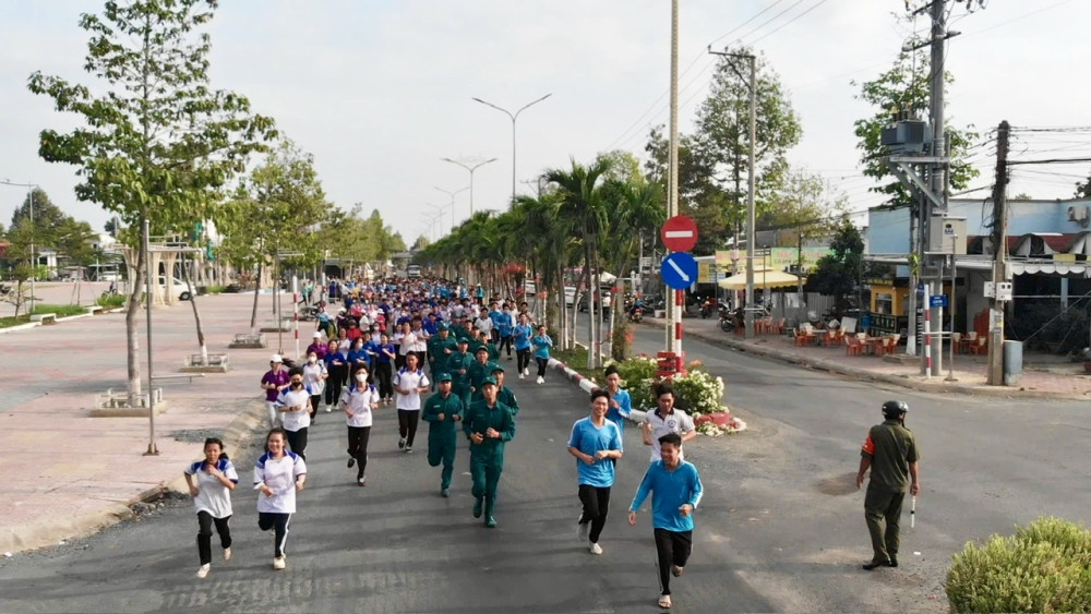 Đông đảo cán bộ, công chức, viên chức, người lao động, lực lượng vũ trang, học sinh và người dân chạy đồng hành hưởng ứng Ngày chạy Olympic vì sức khỏe toàn dân.