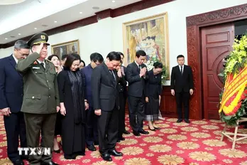 Lãnh đạo Đảng, Nhà nước và các bộ, ngành đến viếng đồng chí Khamtay Siphandone