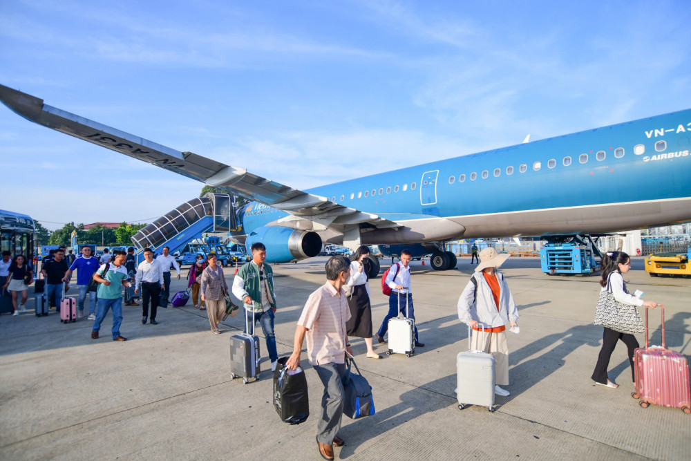Giá vé máy bay đến TP.HCM tăng 30-50% dịp lễ 30/4