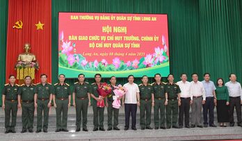 Bàn giao chức vụ Chỉ huy trưởng và Chính ủy Bộ Chỉ huy Quân sự tỉnh Long An