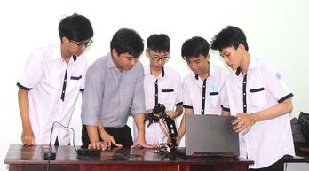 Ngọn lửa đam mê khoa học của thầy giáo trẻ
