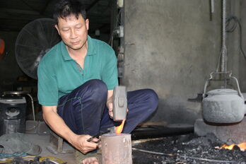 Về thăm lại xóm lò rèn